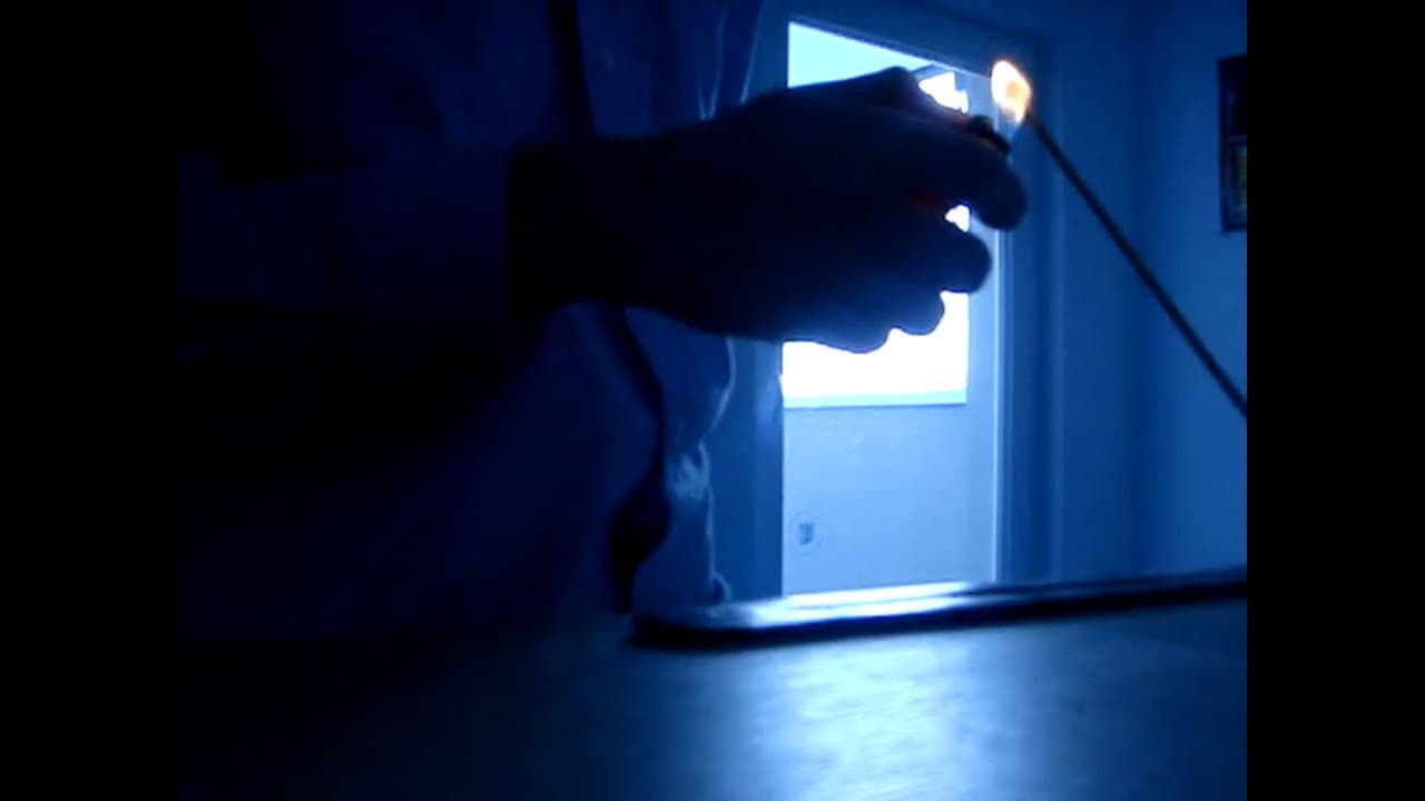 une lueur d'encens végétal illumine la gueule de jim